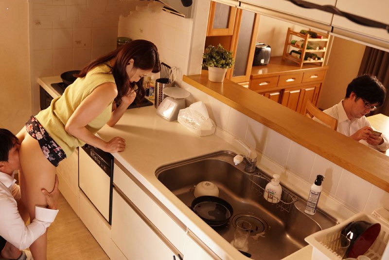 Qua nhà bạn ở nhờ hốt luôn ngời mẹ độc thân của bạn