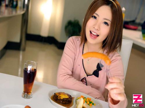 Đang ăn cơm lao vào ăn luôn em gái