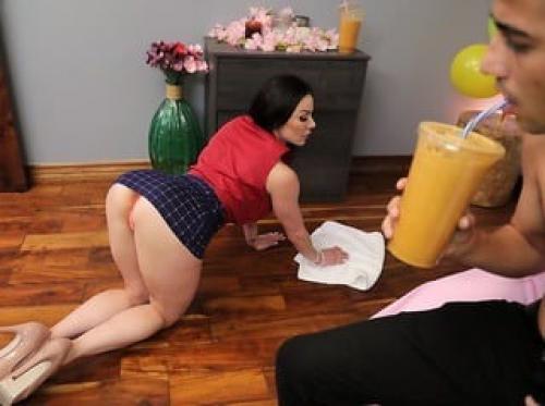 Qua nhà chơi không có bạn thân ở nhà gạ địt luôn mẹ bạn